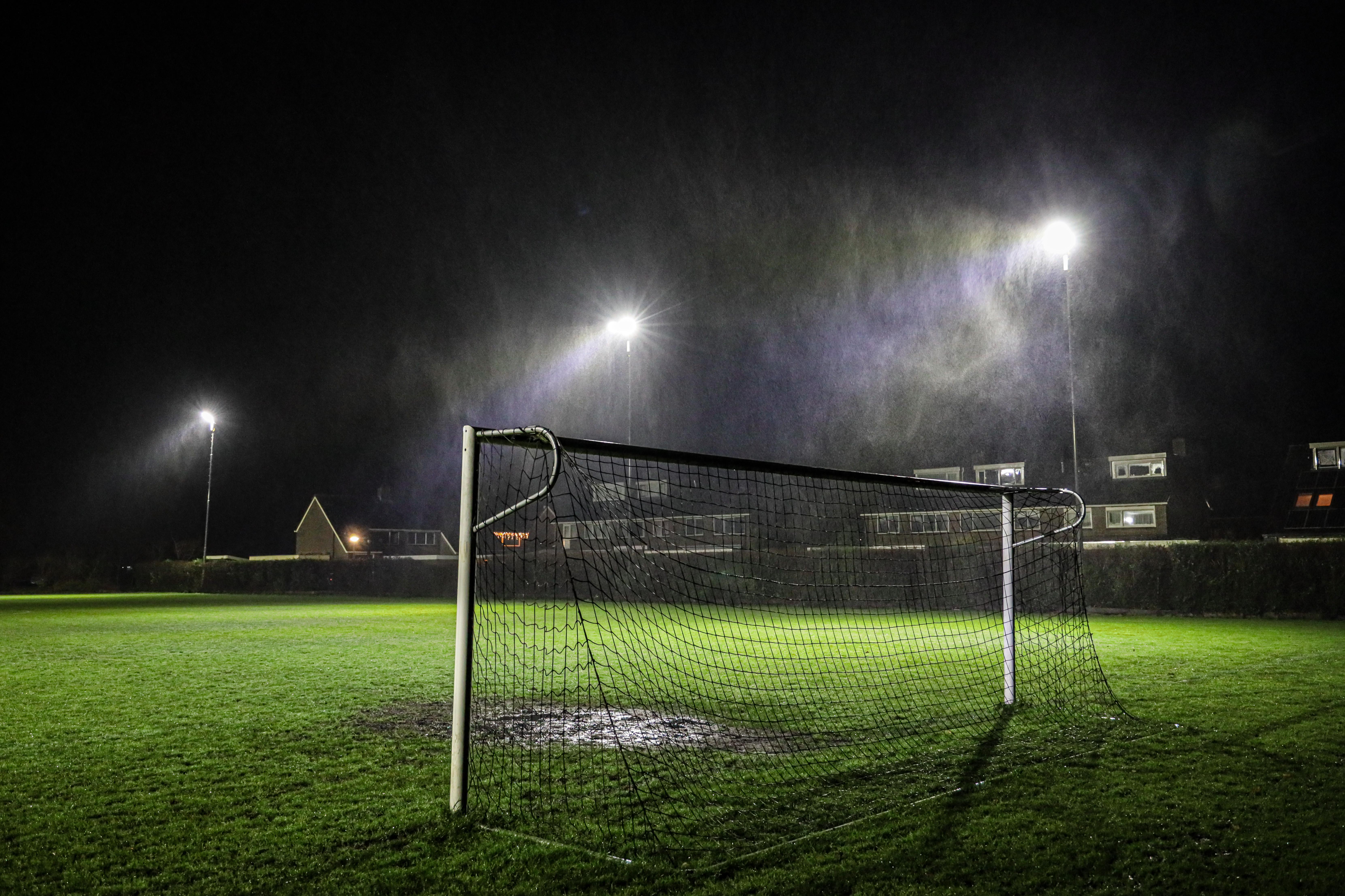 ’Gebroken lichtmast drie jaar geleden nog goedgekeurd, dit mag niet gebeuren’. Geknakte paal sportve
